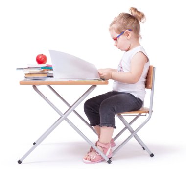 Çocuk sandalyede oturmuş kitap okuyor. beyaz üzerine izole