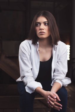 Odadaki güzel bir genç kızın portresi.