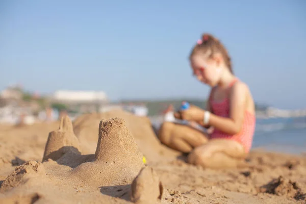 Junges Mädchen Rotem Badeanzug Und Brille Spielt Strand Sandburg — Stockfoto