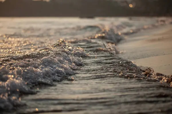 Fala Morska Piaszczysta Plaża Światło Zachodu Słońca Piękne Naturalne Tło — Zdjęcie stockowe