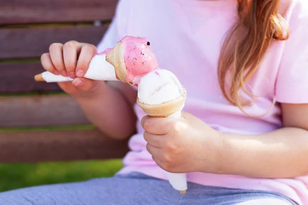 Flicka Glasögon Sitter Bänk Och Äter Glass — Stockfoto