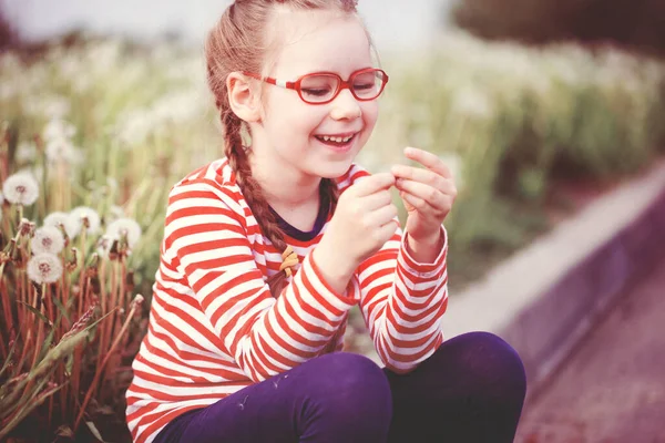 Hermosa Chica Emocional Con Gafas Jugando Con Dientes León Concepto — Foto de Stock