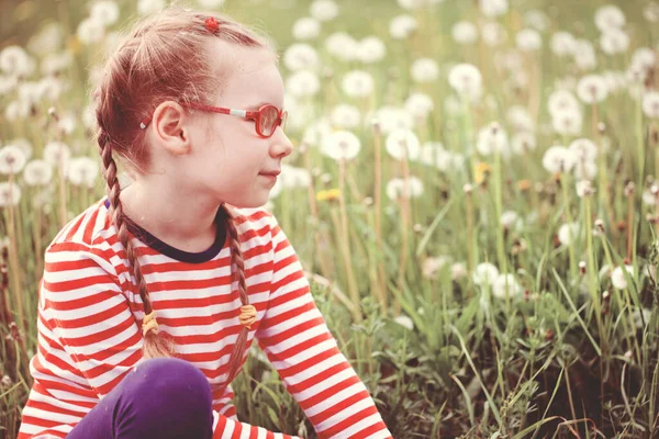 Hermosa Chica Emocional Con Gafas Jugando Con Dientes León Concepto — Foto de Stock