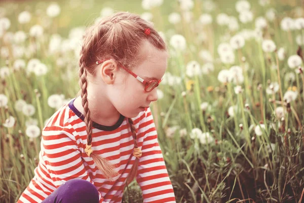 Vacker Känslomässig Flicka Med Glasögon Leker Med Maskrosor Barndomsbegrepp — Stockfoto