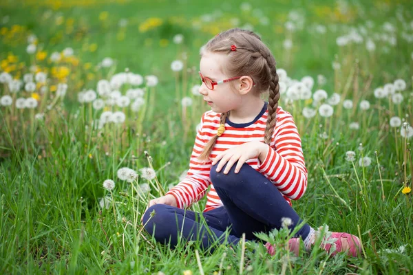 Vacker Känslomässig Flicka Med Glasögon Leker Med Maskrosor Barndomsbegrepp — Stockfoto