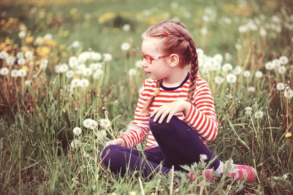 Schöne Emotionale Mädchen Mit Brille Die Mit Löwenzahn Spielt Kindheitskonzept — Stockfoto