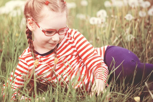 Hermosa Chica Emocional Con Gafas Jugando Con Dientes León Concepto — Foto de Stock