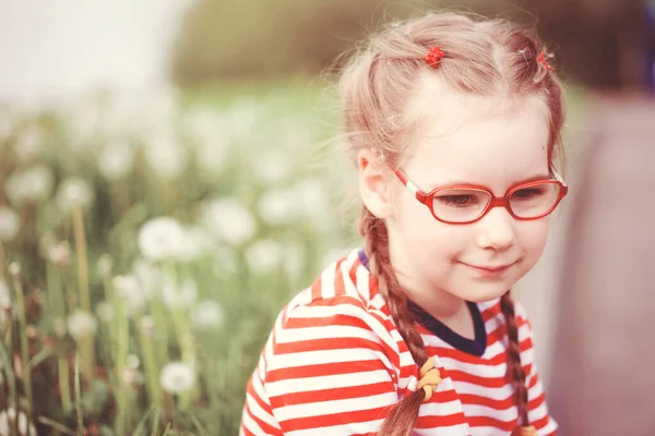 Hermosa Chica Emocional Con Gafas Jugando Con Dientes León Concepto — Foto de Stock