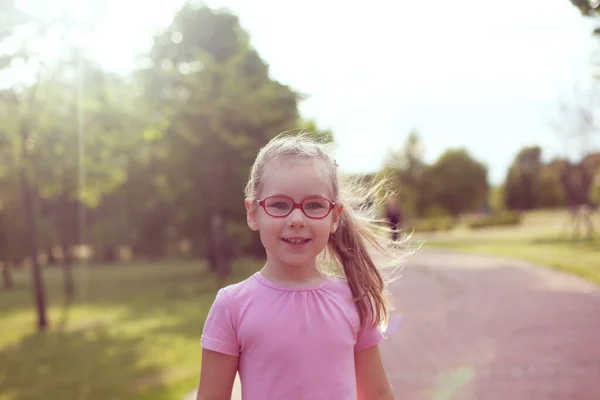 Ung Flicka Som Springer Längs Vägen Parken Ljus Solig Dag — Stockfoto