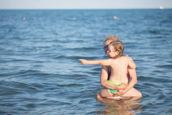 Niña Gafas Rojas Traje Baño Verde Descansando Mar Aire Infancia — Foto de Stock