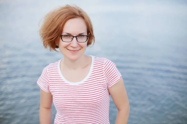 Portret Młodej Dziewczyny Tle Morza Okularów Włosów Wiatrem Uśmiech Odpoczynek — Zdjęcie stockowe