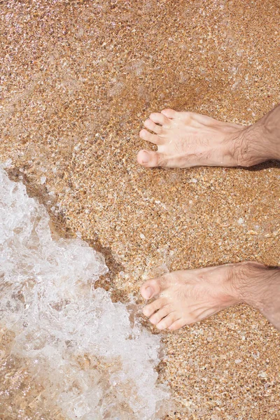 Pés Masculinos Areia Descanso Marinho — Fotografia de Stock