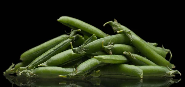 Grüne Frische Erbsen Isoliert Auf Schwarzem Hintergrund — Stockfoto