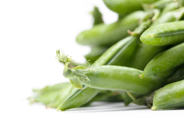 Guisantes Frescos Verdes Aislados Sobre Fondo Blanco —  Fotos de Stock