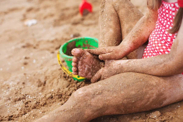 Junges Mädchen Spielt Sand Strand — Stockfoto