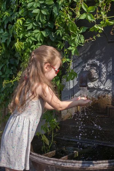 Chica Joven Punto Beber Agua Lava Las Manos Agua Aire — Foto de Stock