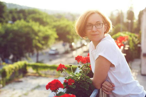 Dziewczyna Białej Koszulce Okularach Stoi Balkonie Cieszy Się Pięknem Troską — Zdjęcie stockowe