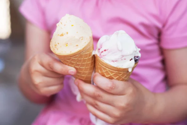 穿着粉色衣服的女孩在炎热的天气里吃冰淇淋 — 图库照片