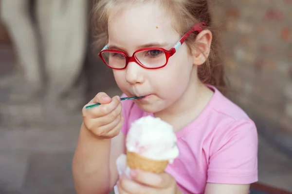 Girl Pink Dress Eating Ice Cream Hot Weather — Stock Photo, Image