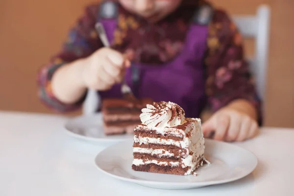 Criança Está Comendo Doce Bolo Sopro Café Fundo Embaçado Macio — Fotografia de Stock