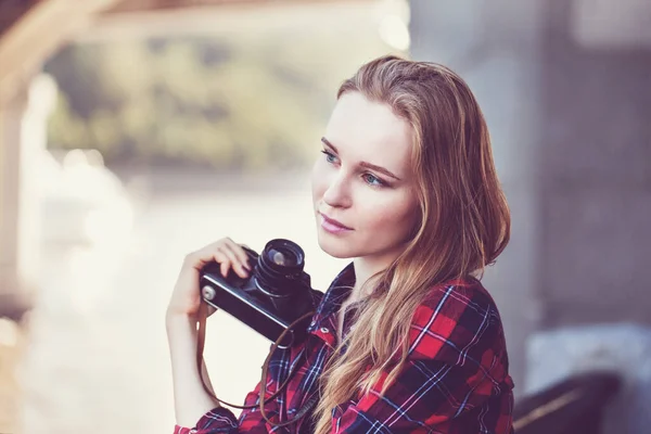 穿着短裤和红色衬衫的女孩 手里拿着一台复古相机 — 图库照片
