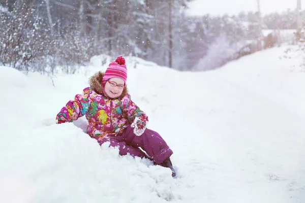 Çocuk karın içine düştü, oturdu ve güldü.