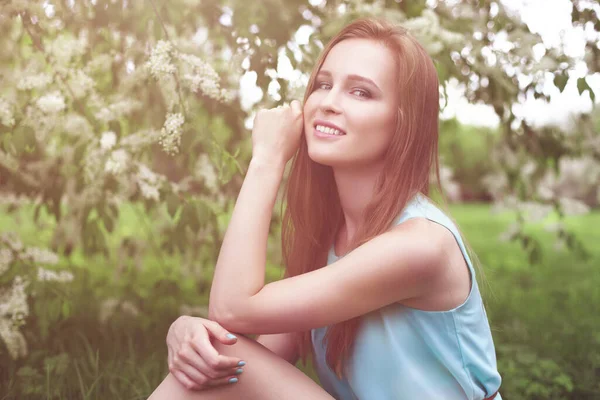 Retrato Uma Jovem Loira Vestido Azul Árvores Flores — Fotografia de Stock