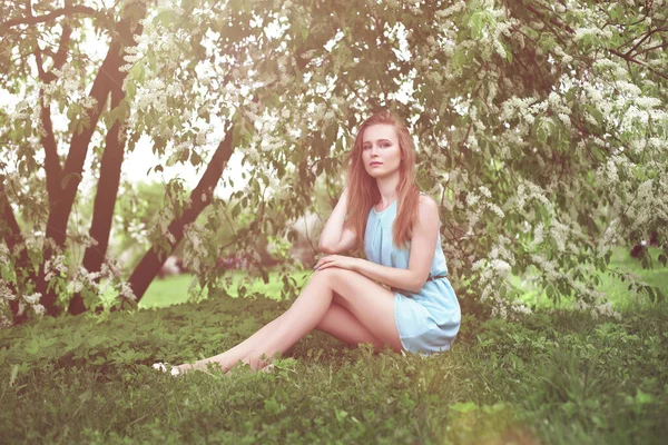 Retrato Uma Jovem Loira Vestido Azul Árvores Flores — Fotografia de Stock