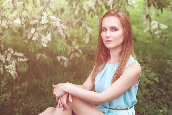 Retrato Uma Jovem Loira Vestido Azul Árvores Flores — Fotografia de Stock