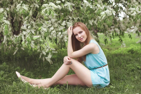 Retrato Uma Jovem Loira Vestido Azul Árvores Flores — Fotografia de Stock