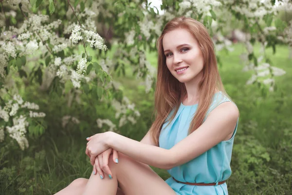 Retrato Una Joven Rubia Con Vestido Azul Árboles Flores —  Fotos de Stock
