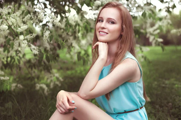 Retrato Uma Jovem Loira Vestido Azul Árvores Flores — Fotografia de Stock