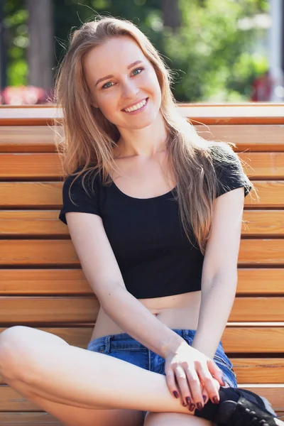 Young Girl Shorts Sits Bench Emotional Portrait Life Style — Stock Photo, Image