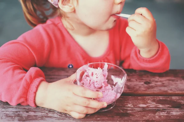 Girl Sitting Table Eating Delicious Ice Cream — Stock Photo, Image