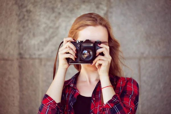 Şortlu Bir Kız Elinde Retro Kamerayla Kafeste Kırmızı Bir Gömlek — Stok fotoğraf