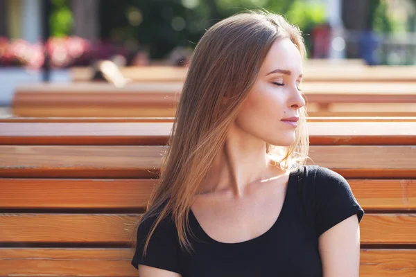 Beautiful Blonde Girl Sits Bench Ramant Image Bright Sunny Day — Stock Photo, Image