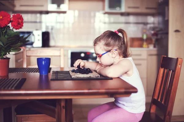 Girl Sits Chair Table Eats Berries Sunny Day Beautiful Kitchen — Stock Photo, Image