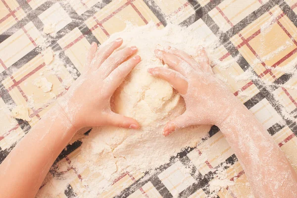 Masada kuru üzümlü ev yapımı kurabiyeler. Kızı annesinin yemek yapmasına yardım eder..