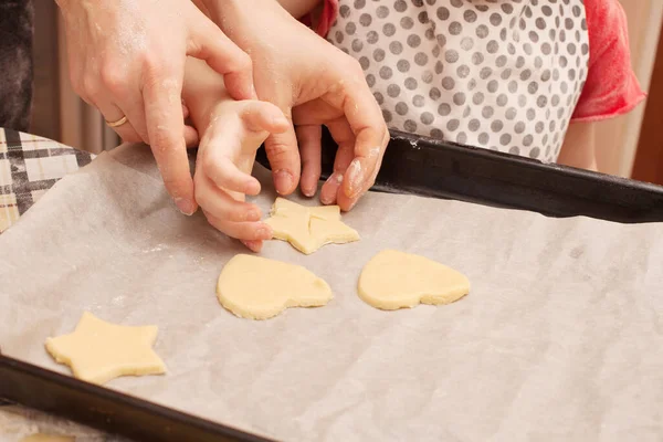 Zelfgemaakte Koekjes Met Rozijnen Tafel Vormen Cirkel Ster Boom Hart — Stockfoto