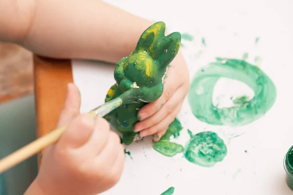 Dziecko Maluje Postać Królika Zieloną Farbą — Zdjęcie stockowe