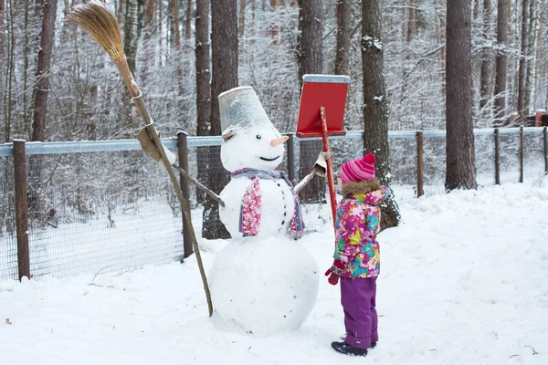 Little Girl Snowman Woods — Stock Photo, Image