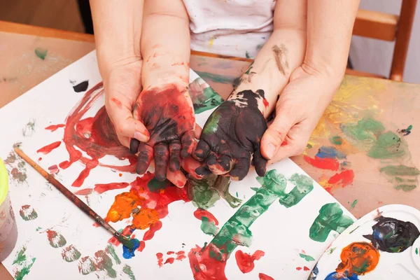 Yukarıdan bak. Çocuk elleri boyaya bulanmıştı. Bodyart