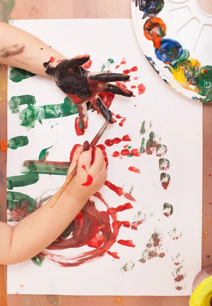 Yukarıdan bak. Çocuk elleri boyaya bulanmıştı. Bodyart