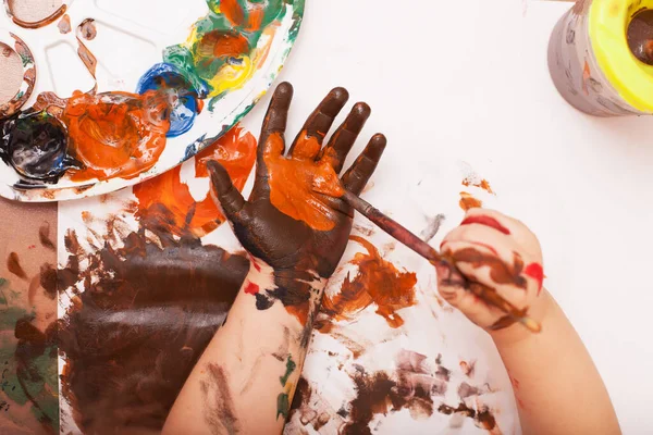 Yukarıdan bak. Çocuk elleri boyaya bulanmıştı. Bodyart