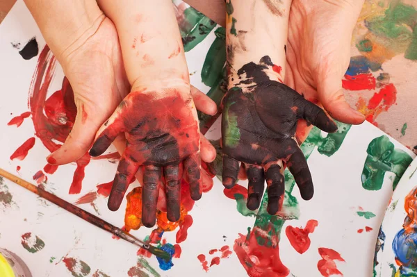 Yukarıdan bak. Çocuk elleri boyaya bulanmıştı. Bodyart