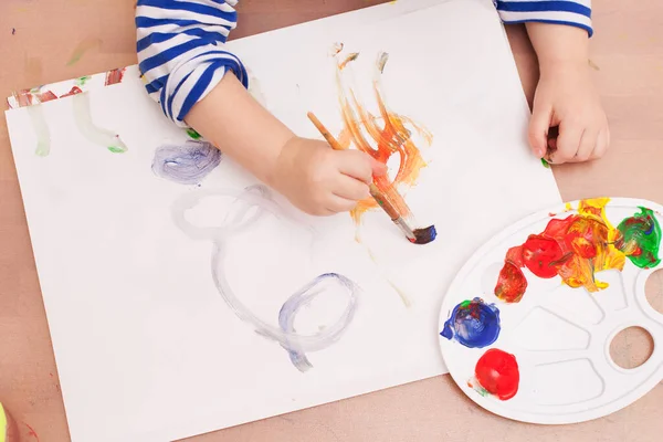 上からの眺め 子供は白い紙に筆や絵を描き — ストック写真