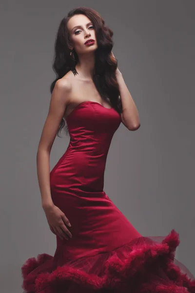 Jong Slank Meisje Een Rode Jurk Luxe Mode Studio — Stockfoto