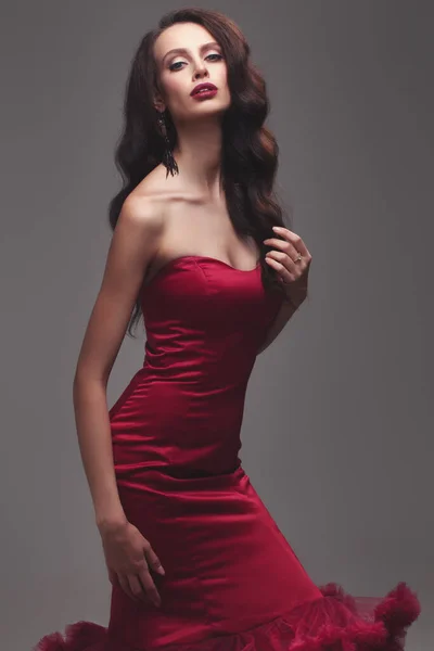 Junges Schlankes Mädchen Einem Roten Kleid Luxusmode Atelier — Stockfoto