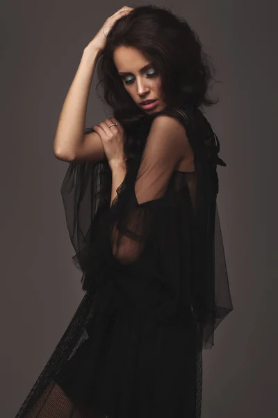 黒のセクシーなファッショナブルなドレスの若いスリム女の子 スタジオでポーズ 長い黒髪 — ストック写真