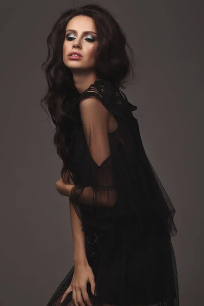 黒のセクシーなファッショナブルなドレスの若いスリム女の子 スタジオでポーズ 長い黒髪 — ストック写真